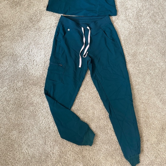 FIGS Caribbean scrubs set - Picture 9 of 9